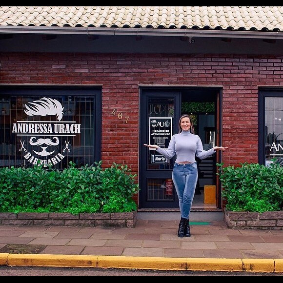 Andressa Urach também já abriu salão de cabeleireiro e barbearia no município, que tem apenas 20 mil habitantes 