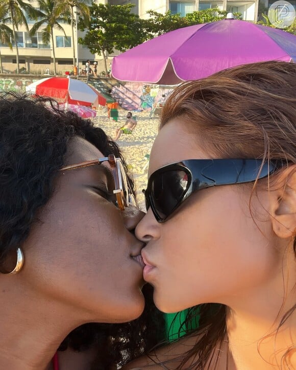 Lucy Alves postou a primeira foto de beijo com a namorada, Indira Nascimento