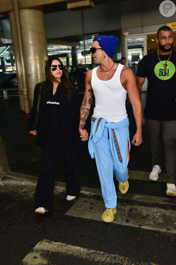 Luan Santana e Jade Magalhães andaram de mãos dadas o tempo todo enquanto estavam no aeroporto