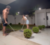 Na filmagem, Larissa Manoela ajuda André Luiz Frambach a fazer uma faxina em seu quintal após a instalação de um gramado