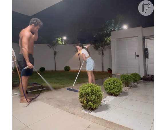 Na filmagem, Larissa Manoela ajuda André Luiz Frambach a fazer uma faxina em seu quintal após a instalação de um gramado