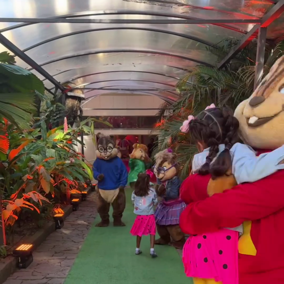 Ivete Sangalo se derreteu com a alegria das filhas: 'Quando a magia acontece! Que dia de alegria! Viva, minhas esquiletes!'