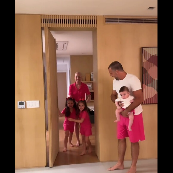 Fabiana Justus e as gêmeas, Clara e Sienna, usaram look all pink, cor presente na bermuda de Bruno e Luigi, marido e filho da influenciadora
