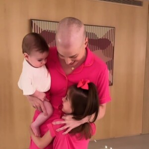 Tratando câncer, Fabiana Justus fez surpresa para as filhas gêmeas pelo aniversário de 5 anos