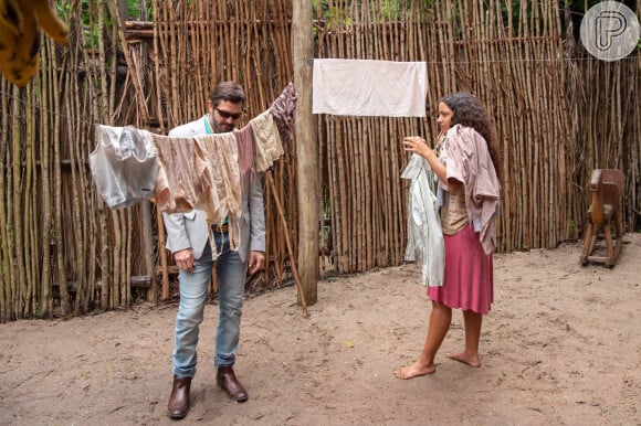 Em Renascer, Joana (Alice Carvalho) estendendo roupa no varal. Egídio (Vladimir Brichta) escondido por ali e por pouco não é flagrado por ela.