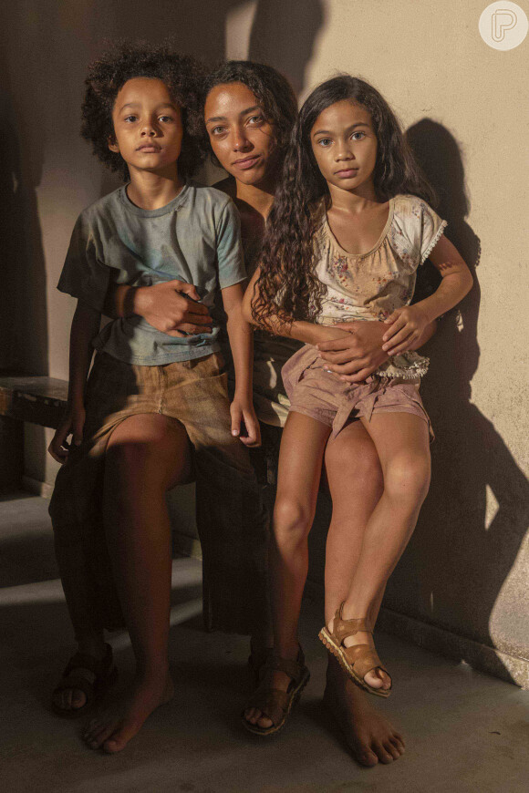 Joana (Alice Carvalho) com os filhos (Pedro Cupido e Manuela Offredi) na novela Renascer