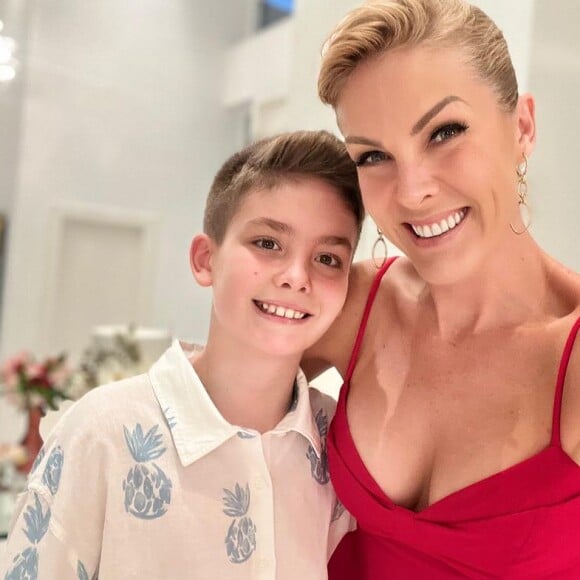 Ana Hickmann exibiu uma série de fotos da decoração da festa e cliques afetivos ao lado do filho, Alezinho, e de outros familiares