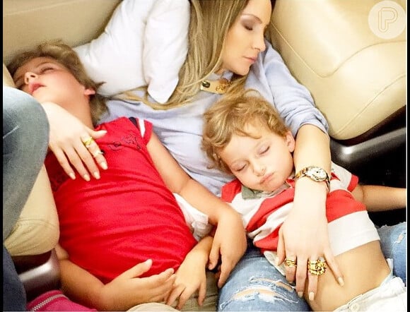 Claudia Leitte está sempre com os meninos, até mesmo durante um cochilo no avião
