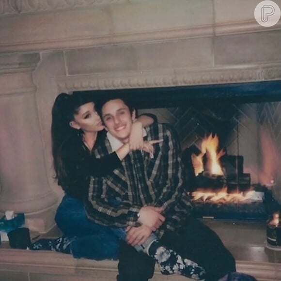 O novo álbum de Ariana Grande fala sobre seu relacionamento com Dalton Gomez, seu ex-marido