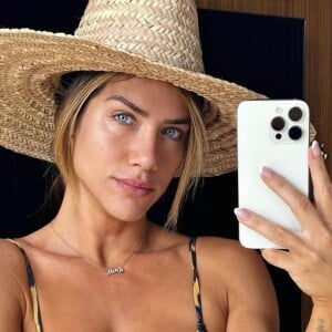 Giovanna Ewbank ostenta curvas e muita sensualidade em biquíni animal print e recebe elogio de Bruno Gagliasso