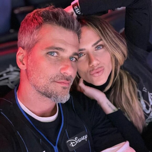 Foto inusitada de Giovanna Ewbank e Bruno Gagliasso rouba a cena em postagem comemorativa