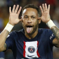 Neymar está 'fugindo do DNA', diz modelo que afirma ser mãe de uma filha do jogador; semelhança de menina com Rafaella e Mavie é revelada