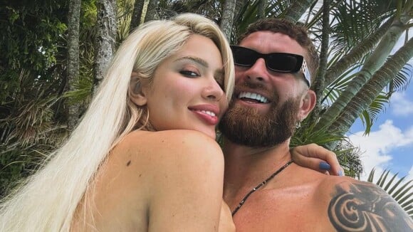 Karoline Lima provoca de biquíni fio-dental em fotos de viagem com Léo Pereira e jogador tem reação inusitada: 'Apelou'