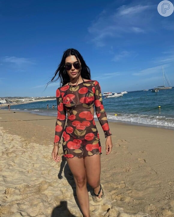 Neste modelo, escondido por baixo de um vestido de cerejas, Jade Magalhães mostrou que a praia também é lugar da moda