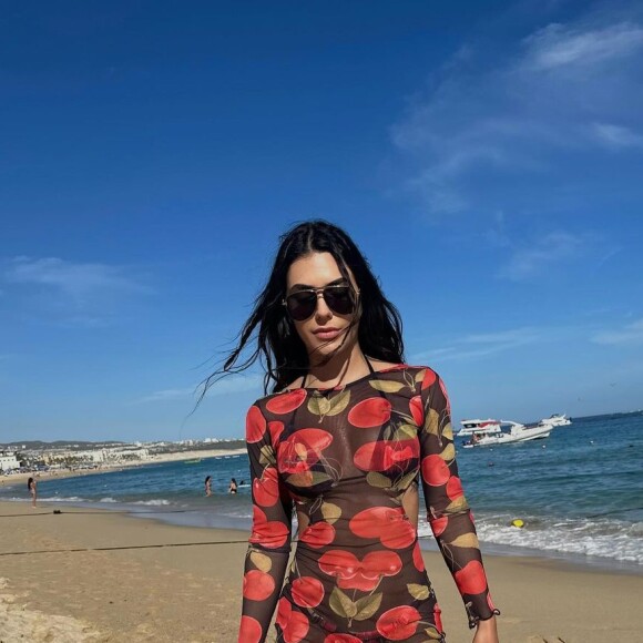 Neste modelo, escondido por baixo de um vestido de cerejas, Jade Magalhães mostrou que a praia também é lugar da moda