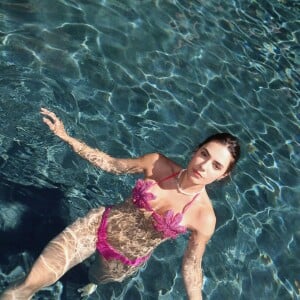 No melhor estilo estrela do mar, Jade Magalhães elegeu este biquíni de flor para um banho de piscina