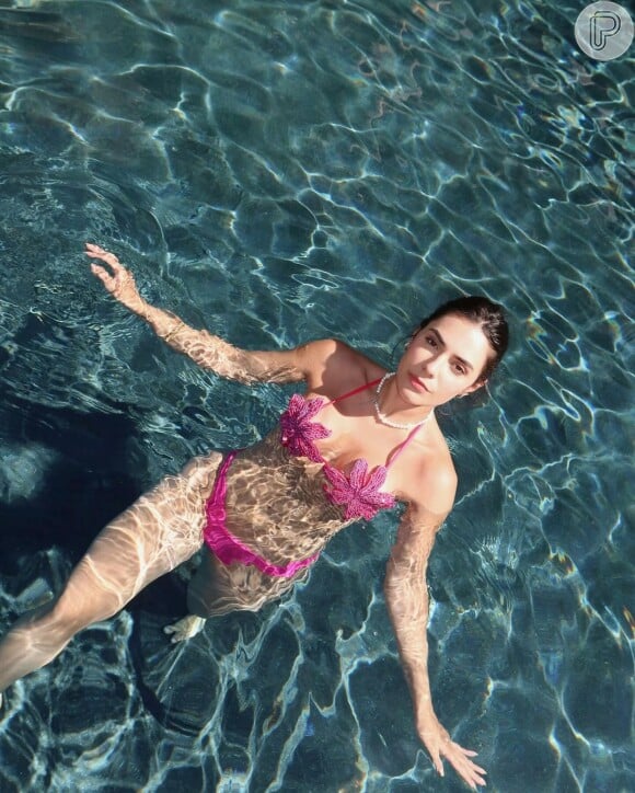 No melhor estilo estrela do mar, Jade Magalhães elegeu este biquíni de flor para um banho de piscina