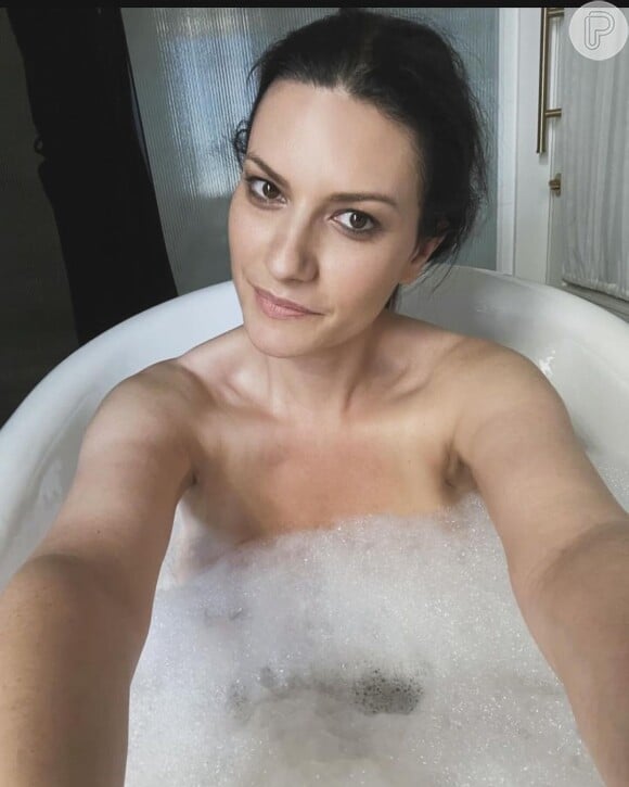 Laura Pausini ostenta beleza natural em cliques sem maquiagem nas redes sociais 