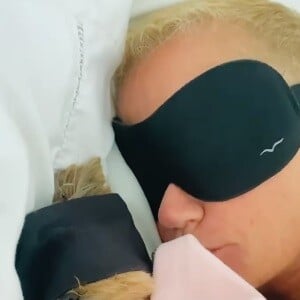 Xuxa Meneghel surgiu combinando máscara de dormir com a pet Doralice e dividiu a web: 'Que coisa mais linda'