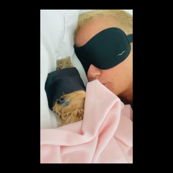 Xuxa Meneghel surgiu combinando máscara de dormir com a pet Doralice e dividiu a web: 'Que coisa mais linda'