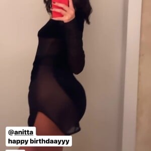 Bruna Marquezine dispensou calcinha em um look transparente para a festa de Anitta