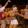 Viviane Araújo deixa a barriga à mostra durante ensaio do Salgueiro para Carnaval 2015