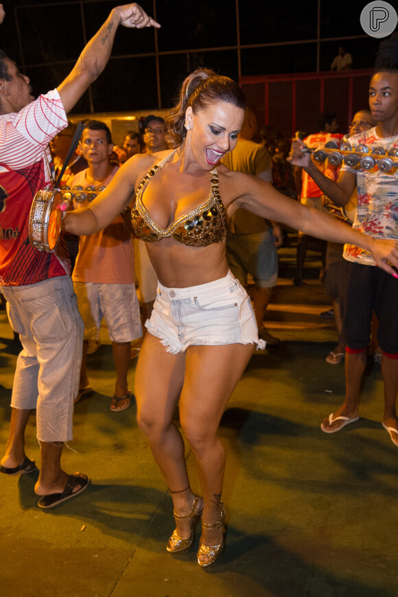 Viviane Araújo deixa a barriga à mostra durante ensaio do Salgueiro para Carnaval 2015