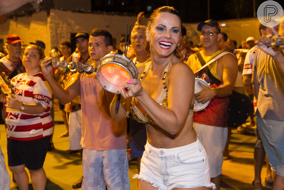 Viviane Araújo toca tamborim no ensaio do Salgueiro na quadra da escola, no Rio de Janeiro
