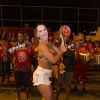 Viviane Araújo toca tamborim no ensaio do Salgueiro na quadra da escola, no Rio de Janeiro