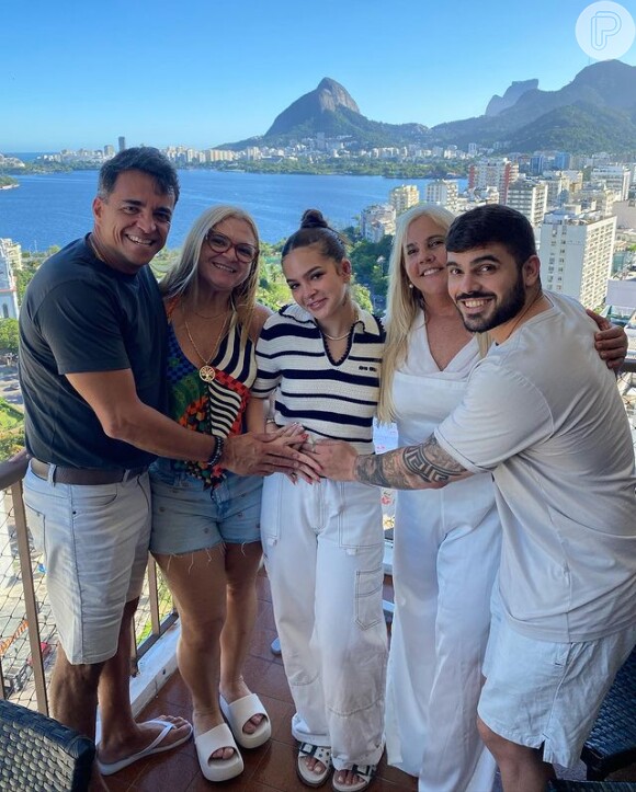 Toda a família com as mãos na barriga de Mel Maia indicam uma possível gravidez da atriz
