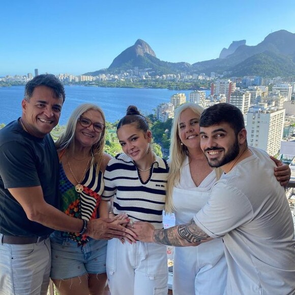 Toda a família com as mãos na barriga de Mel Maia indicam uma possível gravidez da atriz