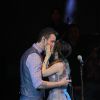 Após apresentação, a cantora Sandy beijou o marido, Lucas Lima, no show