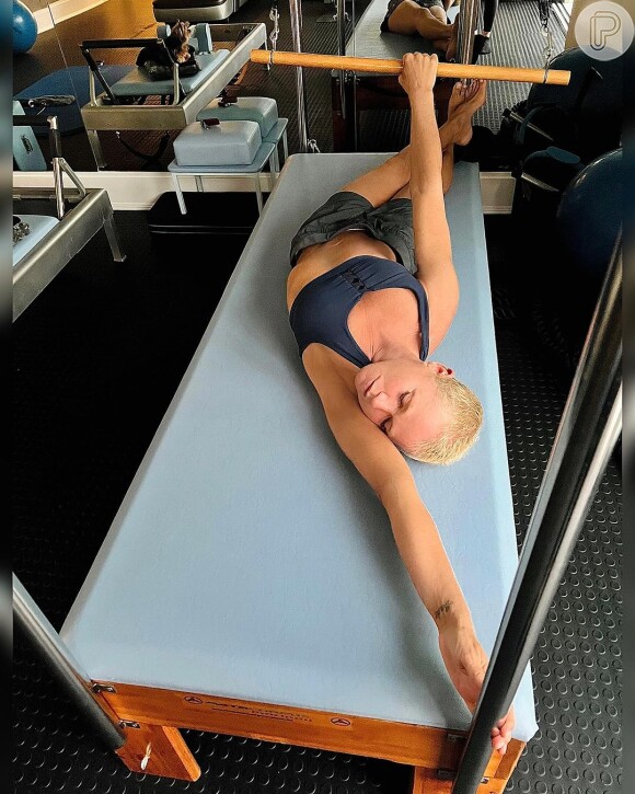 Xuxa compartilhou novas fotos fazendo pilates e surpreendeu internautas com elasticidade