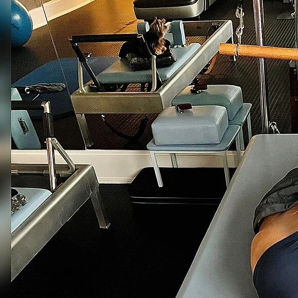 Xuxa compartilhou novas fotos fazendo pilates e surpreendeu internautas com elasticidade