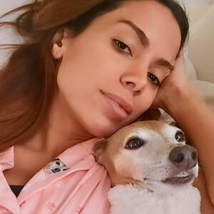 Galeria do celular de Anitta tem conchinha com o cachorro