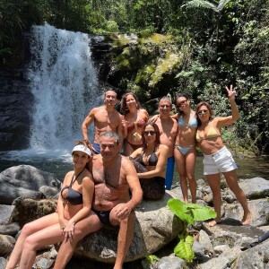 Anitta posta foto do dia do banho de cachoeira em família