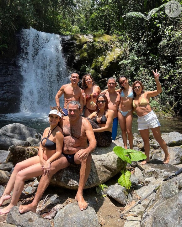 Anitta posta foto do dia do banho de cachoeira em família