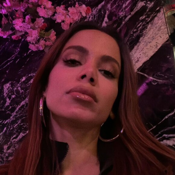 Anitta revela selfie sexy em galeria do celular