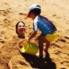Wanessa se divertiu ao ser enterrada na areia pelo filho José Marcus: 'Não basta ser mãe ! Tem que participar e virar um bife à milanesa'