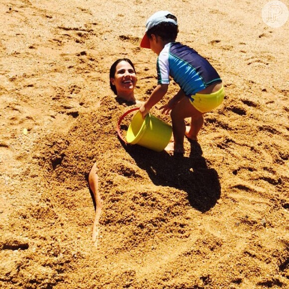 Wanessa se divertiu ao ser enterrada na areia pelo filho José Marcus: 'Não basta ser mãe ! Tem que participar e virar um bife à milanesa'