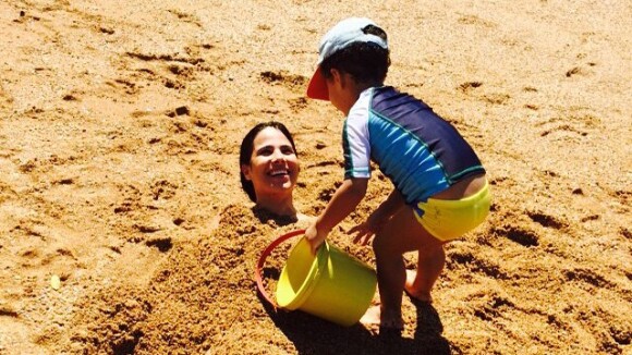 Wanessa é enterrada na areia pelo filho José Marcus e brinca: 'Bife à milanesa'