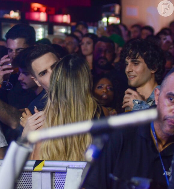 Fiuk e Deolane Bezerra conversaram com Luiz Bacci durante show de Simone Mendes no Villa Country em 5 de abril de 2024