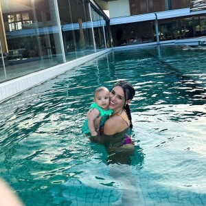 Bruna Biancardi foi clicada recentemente curtindo piscina com a filha na mansão de Neymar