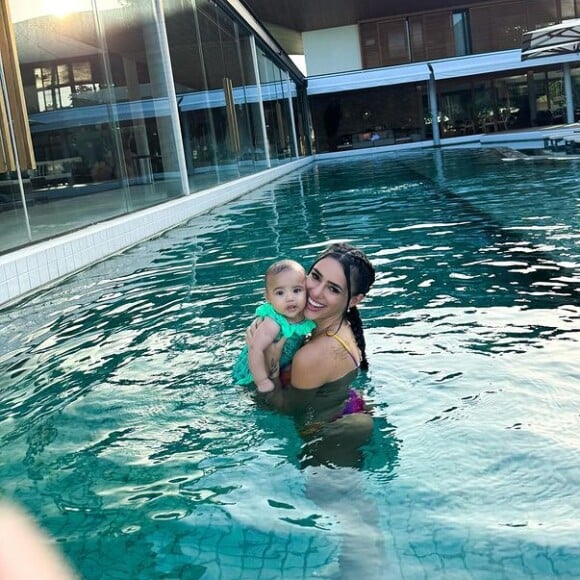 Bruna Biancardi foi clicada recentemente curtindo piscina com a filha na mansão de Neymar
