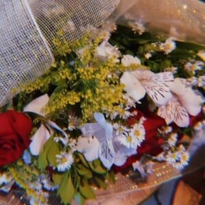 Bruna Biancardi também mostrou ter recebidos flores pelo Dia da Mulher