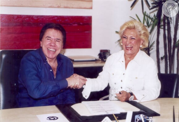 Silvio Santos e Hebe Camargo em foto da década de 2000 quando apresentadora renovou contrato com o SBT, onde esteve de 1986 a 2010, retornando em 2012 às vésperas da morte e sem reestrear no canal