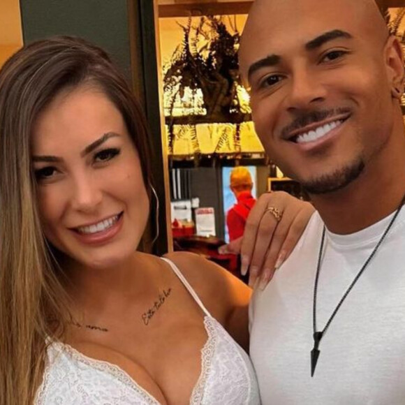 Namorado de Andressa Urach, Lucas Ferraz descarta oficializar união: 'Uma grande besteira'