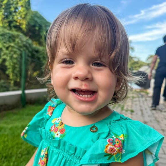 Maria Flor, a caçula (até o momento) deixou seus fiozinhos curtinhos com uma franja na altura dos olhos