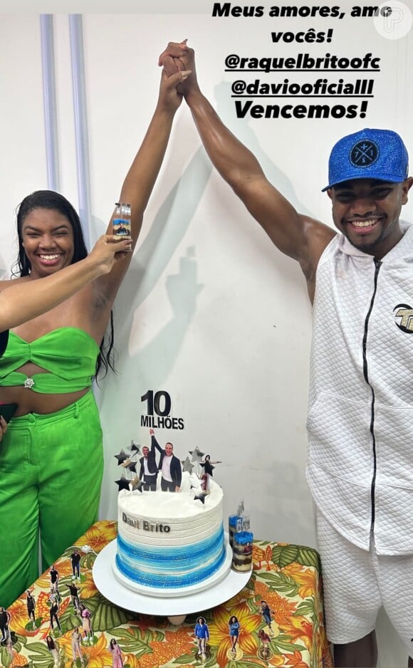 Davi e Raquel comemoraram os 10 milhões de seguidores do campeão do 'BBB 24' e posaram com bolo polêmico
