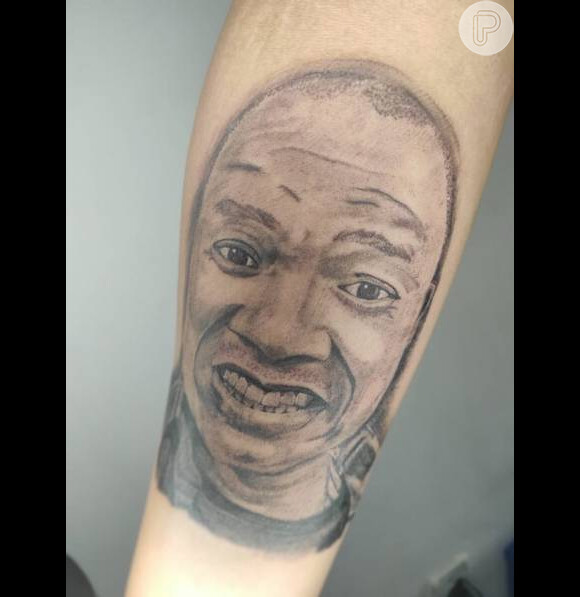 MC Maylon tatuou o rosto do vocalista do Molejo em seu braço como prova de amor